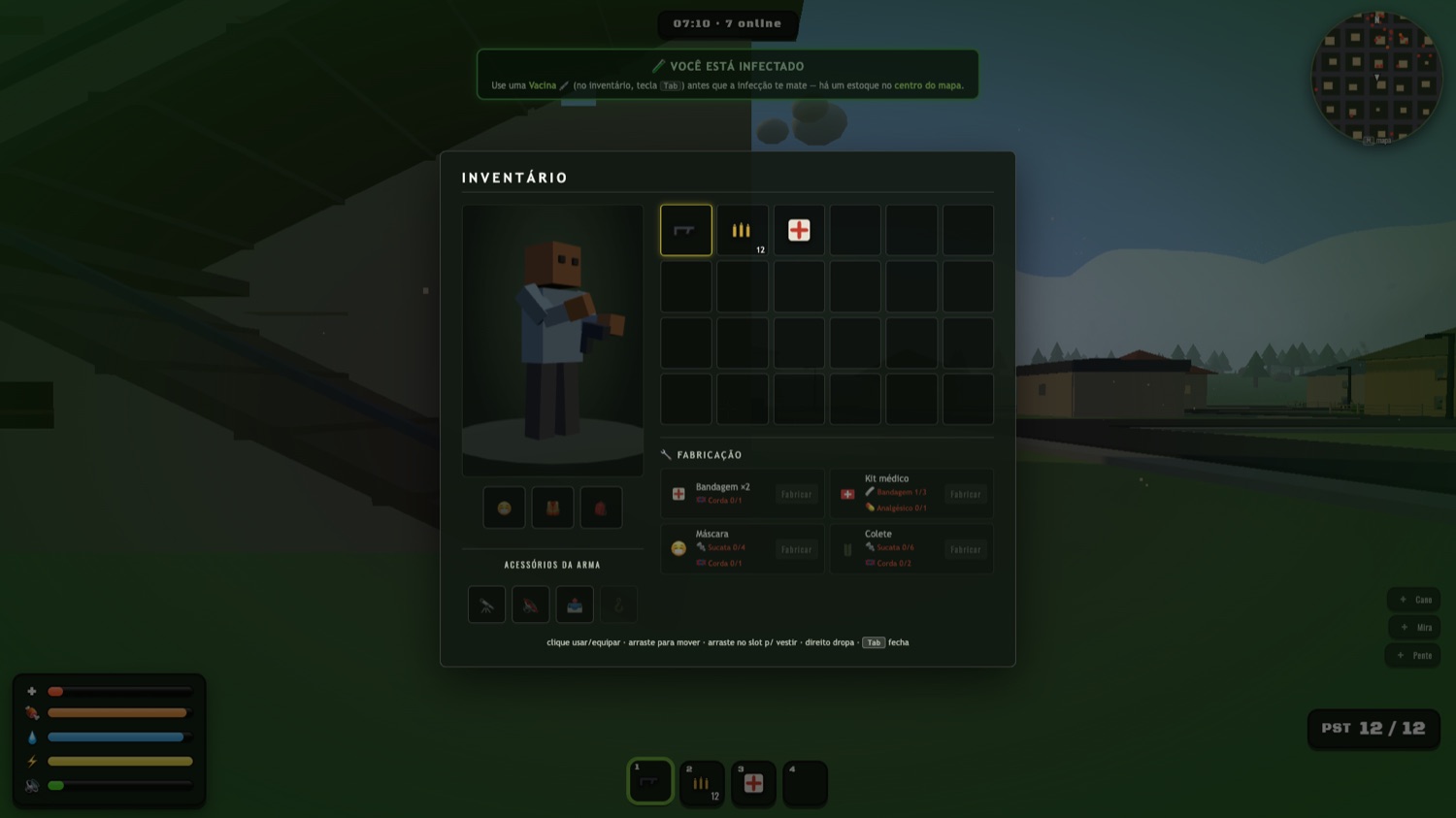 Tela de inventário aberta, com grade de itens, prévia do personagem, slots de equipamento, acessórios da arma e lista de fabricação.